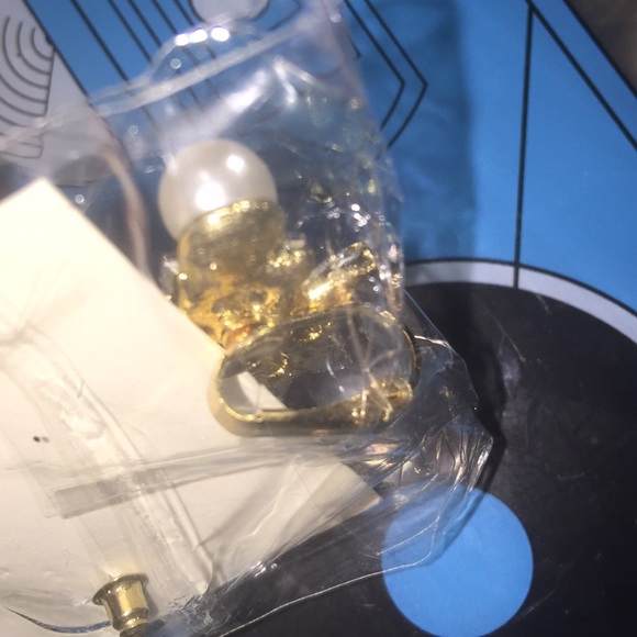 T&J Pearl Cluster Ear Cuff - Picture 4 of 5